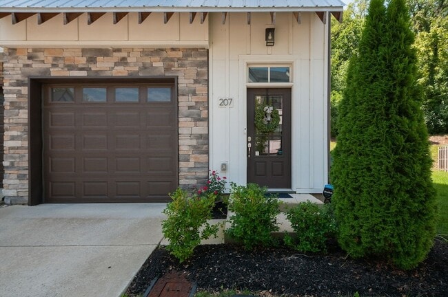 Building Photo - 207 Stonecrest Cir