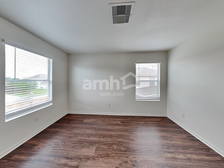 Building Photo - 5634 Cinnamon Lake Dr