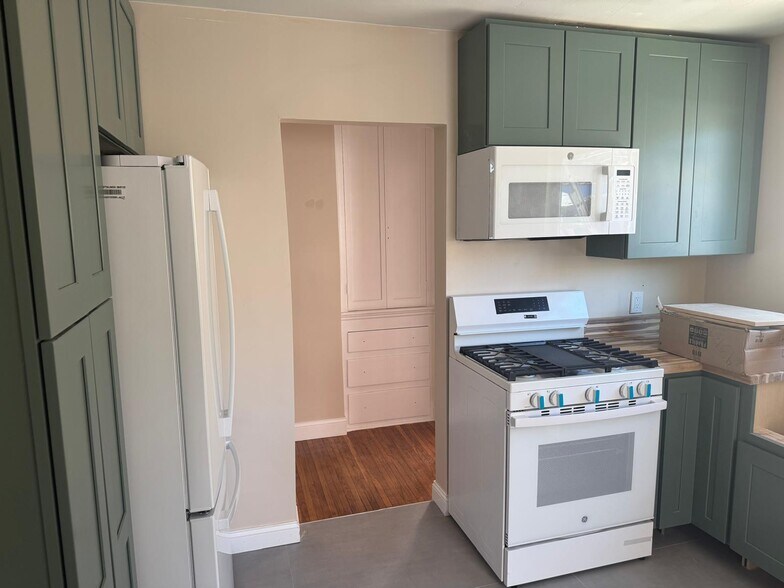 new appliances - 10821 Otsego St