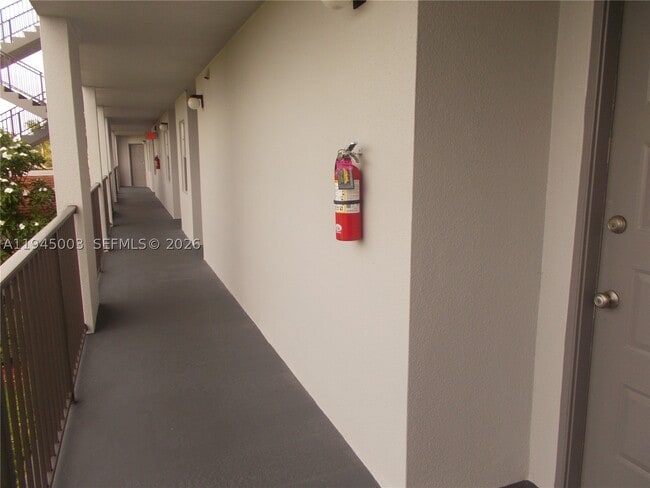 Building Photo - 1400 SW 124th Terrace