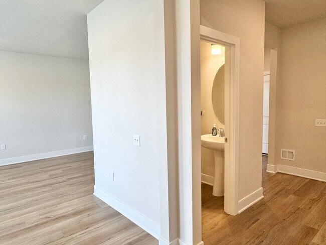 Building Photo - POTOMAC SHORES - BEAUTIFUL VIEWS! (interne...