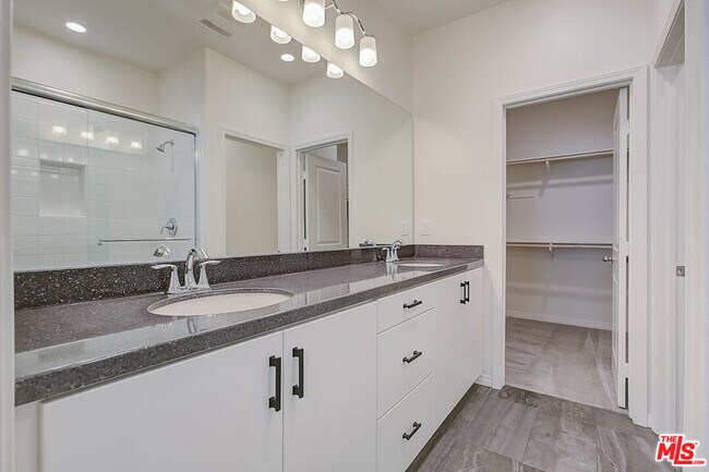 Building Photo - 681 S District Way