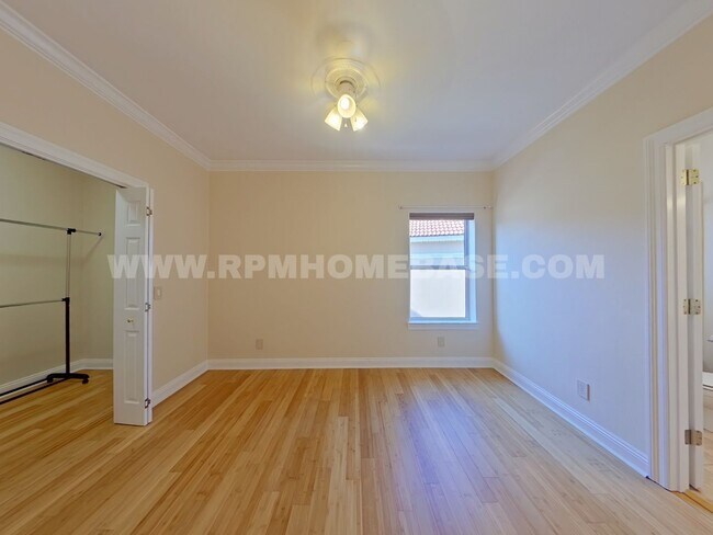 Building Photo - Elegant 2-Bedroom Home with Bonus Flexible...