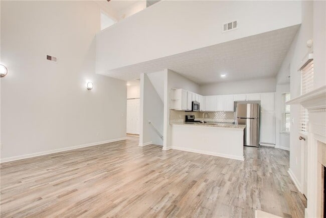 Building Photo - 2470 Stonegate Dr