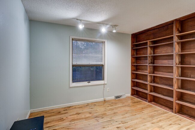 Building Photo - Large home in a beautiful setting close to...