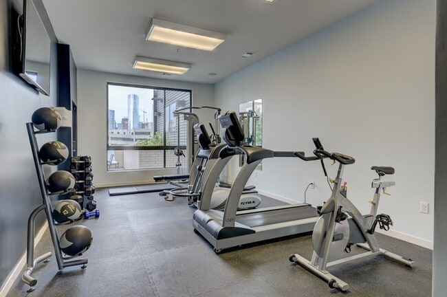 Building Photo - Sleek 1 Bedroom Condo walkable to all things in The Gulch