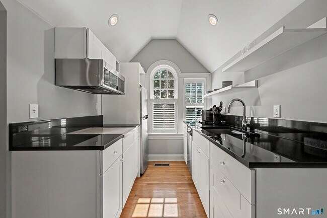 Building Photo - 71 Cove Ave