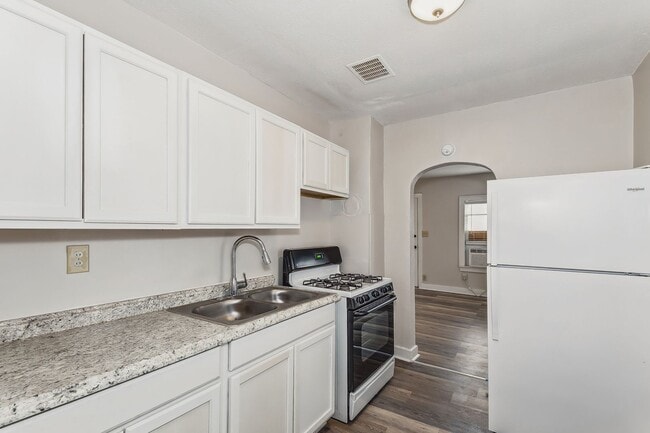 Building Photo - Cozy Home!! Only a few minutes from the downtown area!