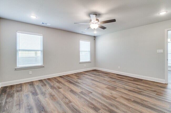 Building Photo - 2806 Clover Dr