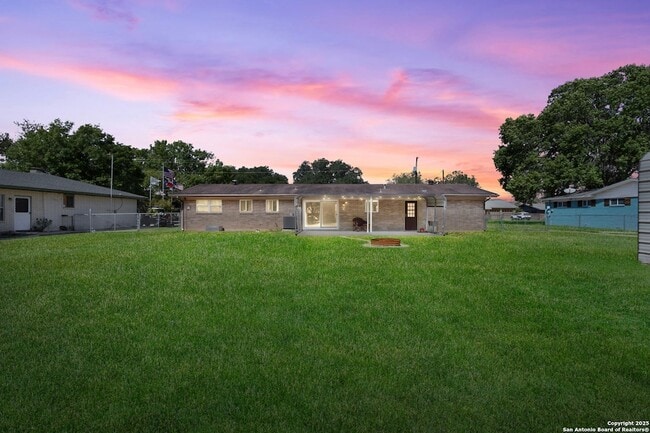 Building Photo - 1228 Rivercrest Dr