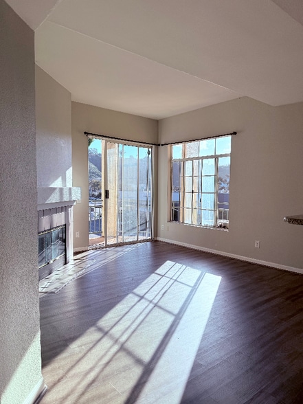 Building Photo - 1950 Camino De La Reina