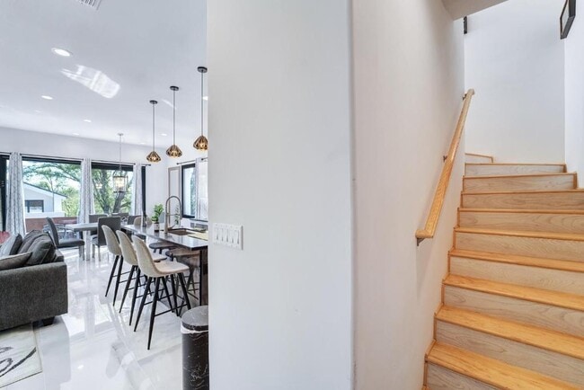 Building Photo - 1409 E M. Franklin Ave