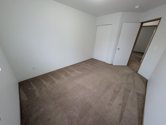 Building Photo - Large Duplex on Quiet Dead-End Street with 2-Car Garage, Washer & Dryer Provided