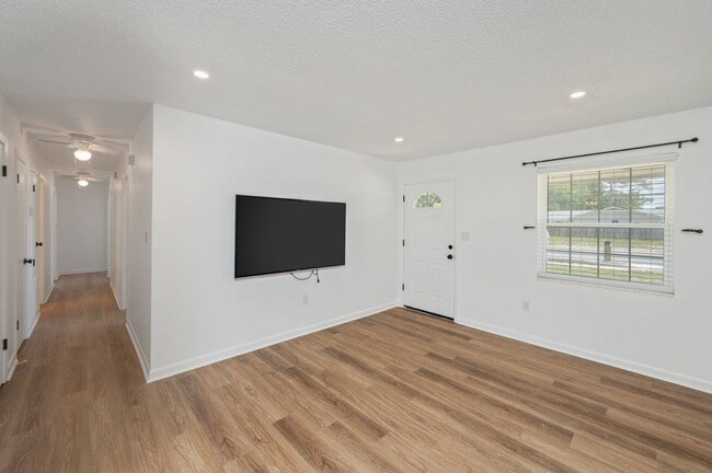Building Photo - Central 4 bedroom in Niceville!