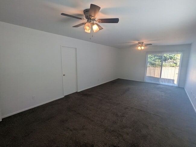 Building Photo - Single Story Home 4 bedroom + Enclosed pat...