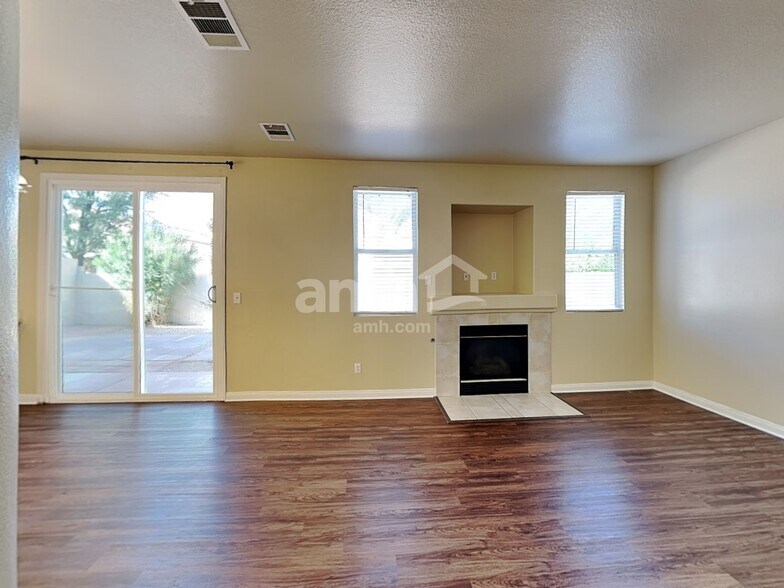 Building Photo - 924 Country Skies Ave