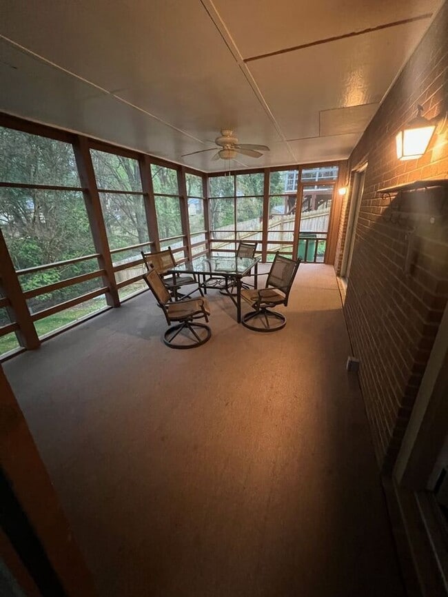 Building Photo - Wonderful 3 Bedroom Split Level Home In Sa...