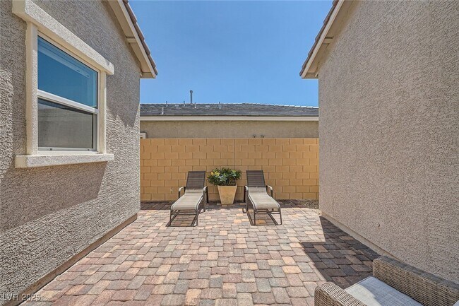 Building Photo - 10960 Doresta Ave