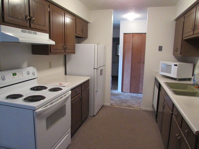 Building Photo - Large One Bedroom w/ Heat & Water Paid