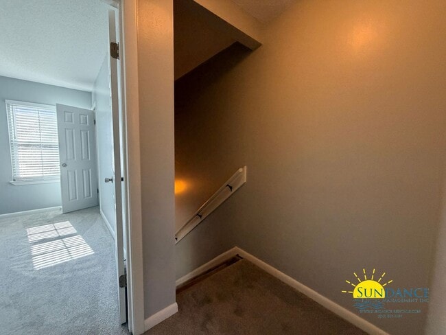 Building Photo - Charming Two-Story Townhome Near the Beach!