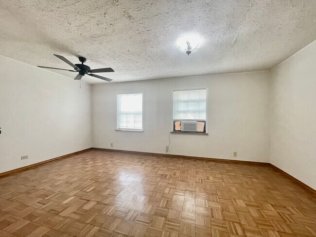 Building Photo - Spacious updated 3 bedroom, 2 bathroom hom...