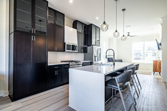 Building Photo - Exquisite 3-bedroom, 3.5-bath, 2-car garage townhome in downtown Tyler!