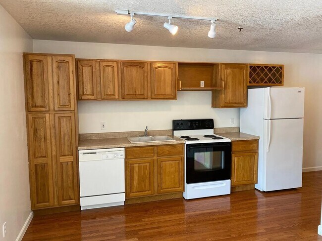 Building Photo - 411 E Scott St