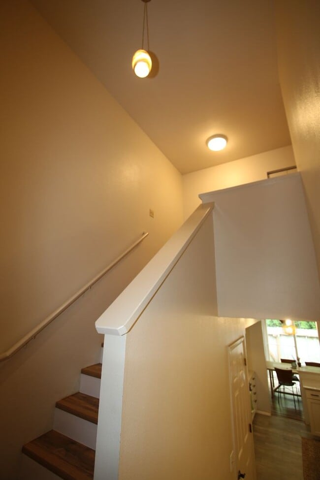 Building Photo - 3 Bedroom Townhouse!