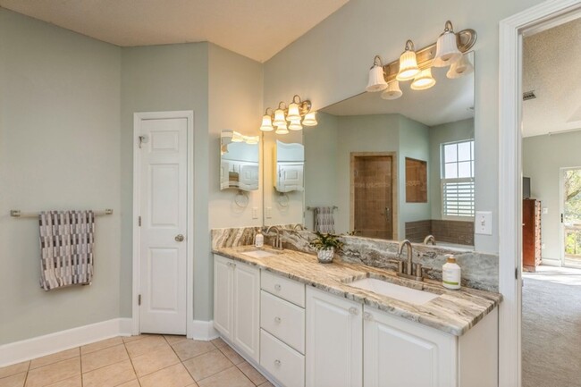 Building Photo - Spacious 3BR home with gorgeous finishes!!...