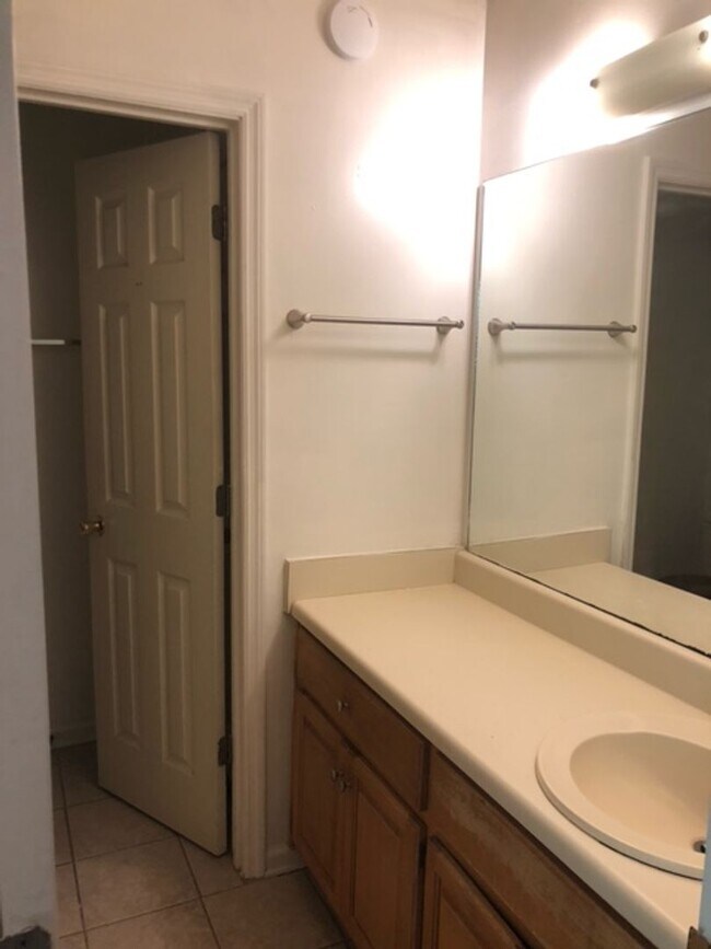 Building Photo - Duplex Available Fall 2026!