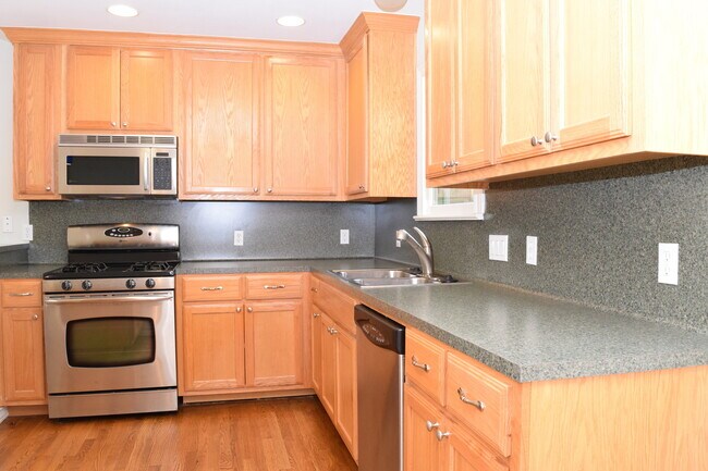 Building Photo - 2 Bedroom off Lake Austin Blvd!