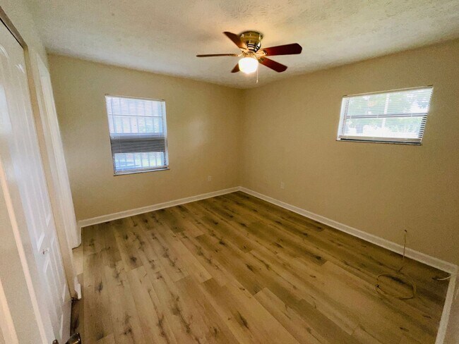 Building Photo - 3/2 End Unit - Triplex