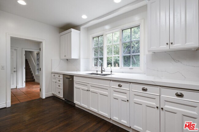 Building Photo - 3254 Oakdell Rd