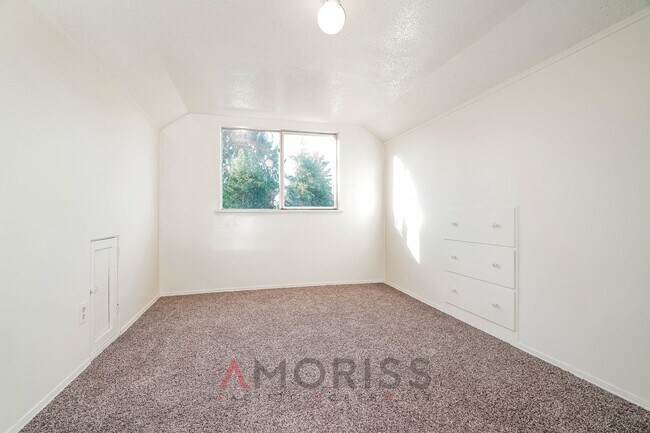Building Photo - Spacious, clean, updated home ready now! $200 Off First Month´s Full Rent