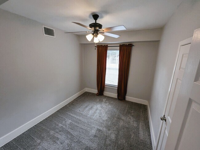 Building Photo - 809 N Hyer Ave