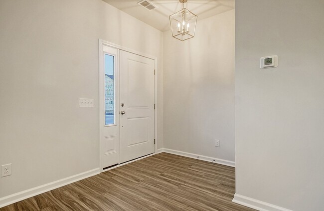 Building Photo - Gorgeous Town Home in Six Oaks