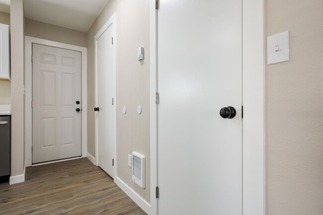 Building Photo - 2-Bedroom Duplex in SE Portland