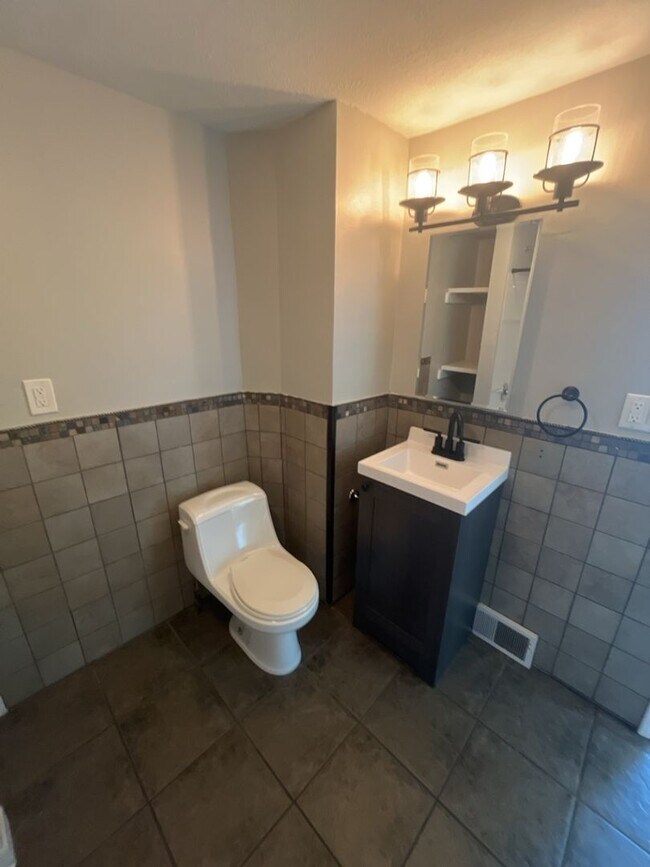 Building Photo - Charming 2-Bedroom Property in Prime Location