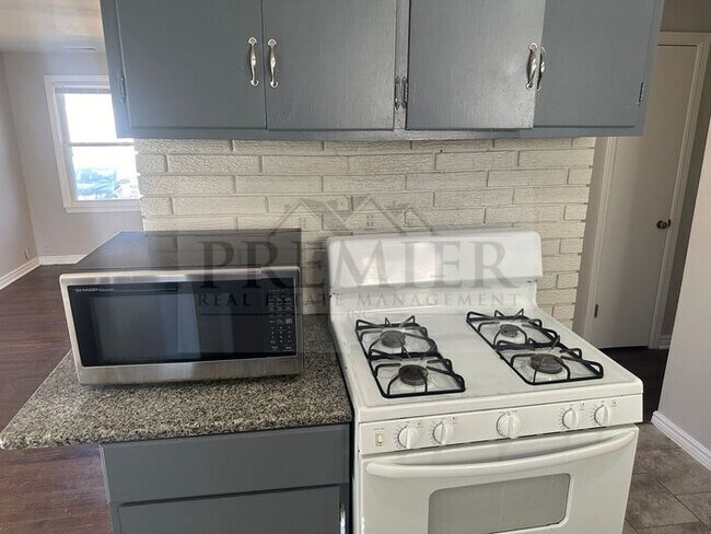 Building Photo - 8205 E 53rd KC MO -3 bed / 1 full bathroom...