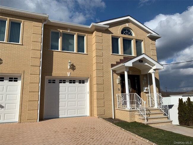 Building Photo - 97 Gainsborg Ave E