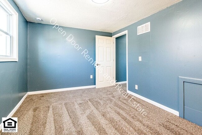 Building Photo - 1703 Sprott St