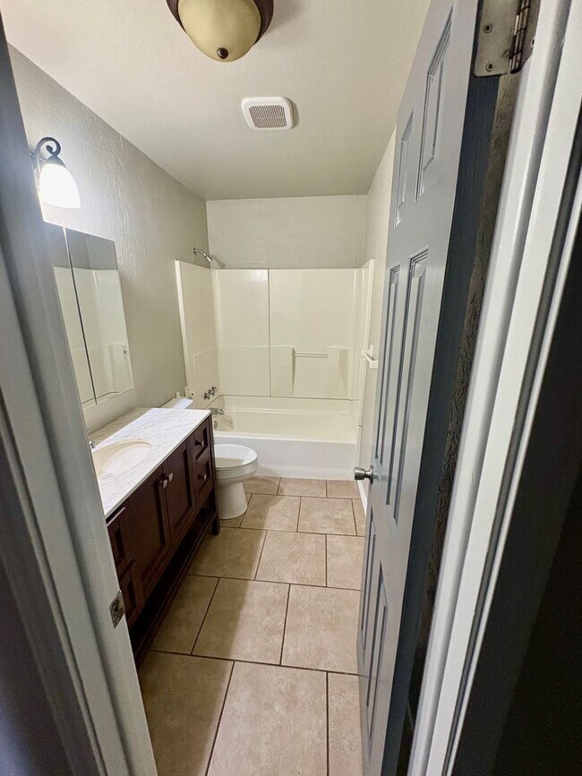 Building Photo - Spacious 4 Bedroom, 2 Bathroom Home with L...