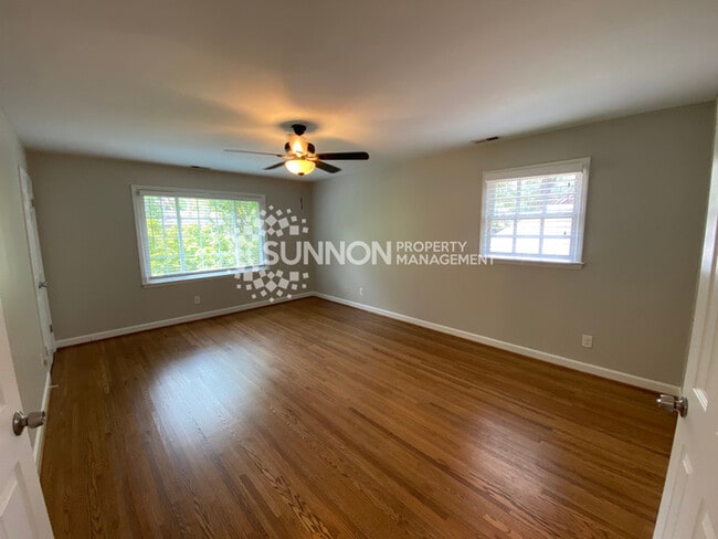 Building Photo - Charming 3 bed, 2.5 bath