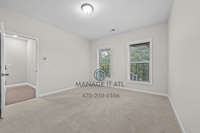 Building Photo - A beautifully maintained 3-bedroom, 3.5-ba...