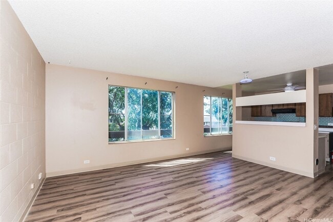 Building Photo - Lovely 2 bedroom 1 bath, with 1 open parking