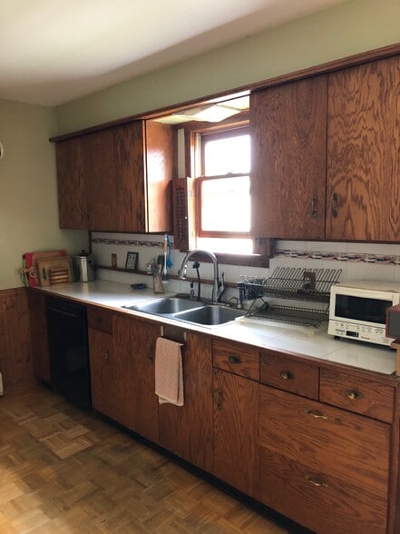 Kitchen sink - 295 E Main St