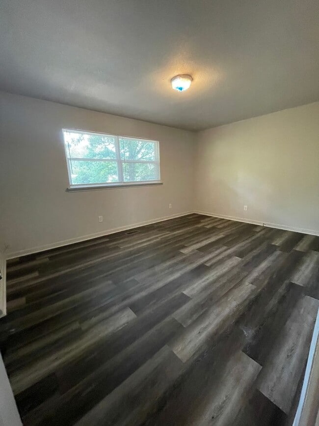 Building Photo - Beautifully renovated 3 bedroom 2.5 Bath