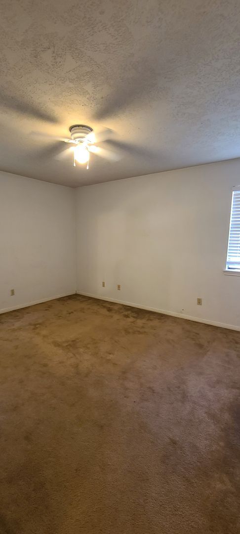 Building Photo - 2 Bedroom 1 Bath Available