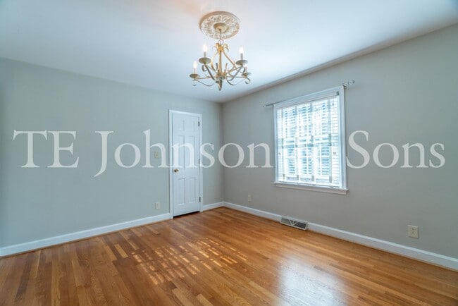 Building Photo - Spacious 5 Bedroom Home in the Heart of Sherwood Forest