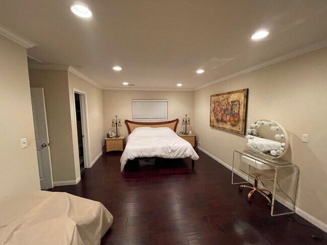 Building Photo - 6441 Baird Ave